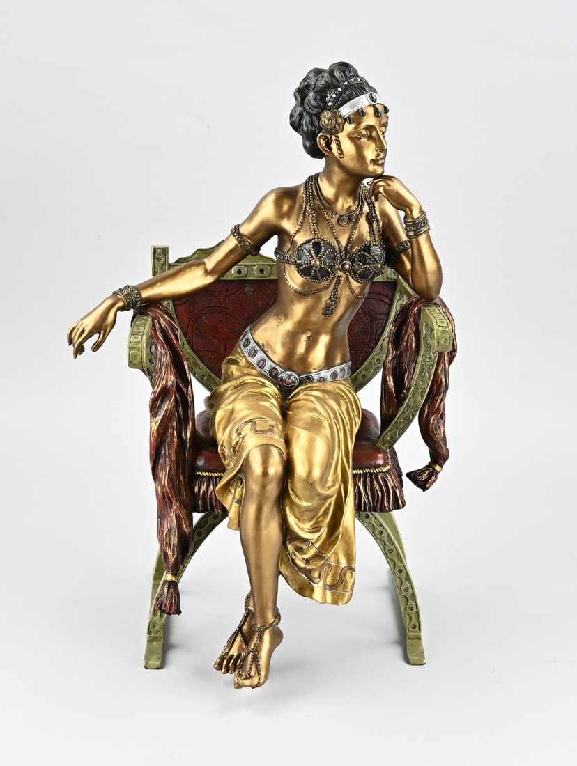 Caesar statue, Mata Hari: Cezari. 21st century. Mata Hari seated on a scissor chair. Multicolored patina. Dimensions: H 48 cm. In good condition.
