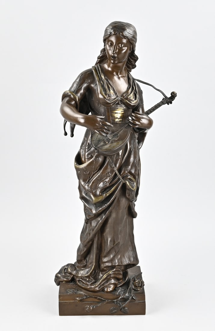 E. Carlier, Lady with mandolin: Antique French bronze mandolin player by E. Carlier. 1849 - 1927. Dimensions: H 59 cm. In good condition.