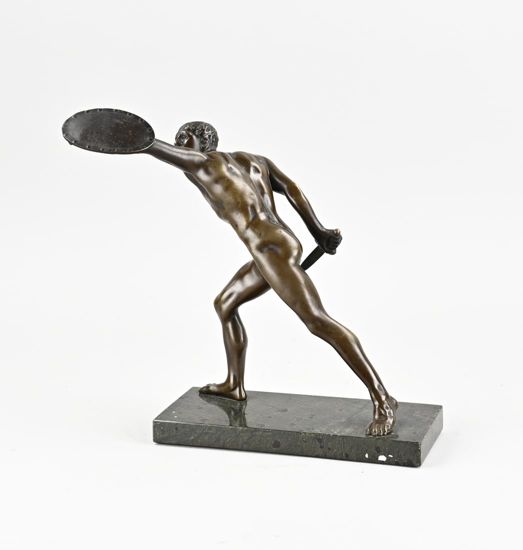 Bronze statue, Gladiator: 19th-century bronze statue of a Roman gladiator. Marble base. Grande Tour. Dimensions: H 25.5 cm. In good condition.
