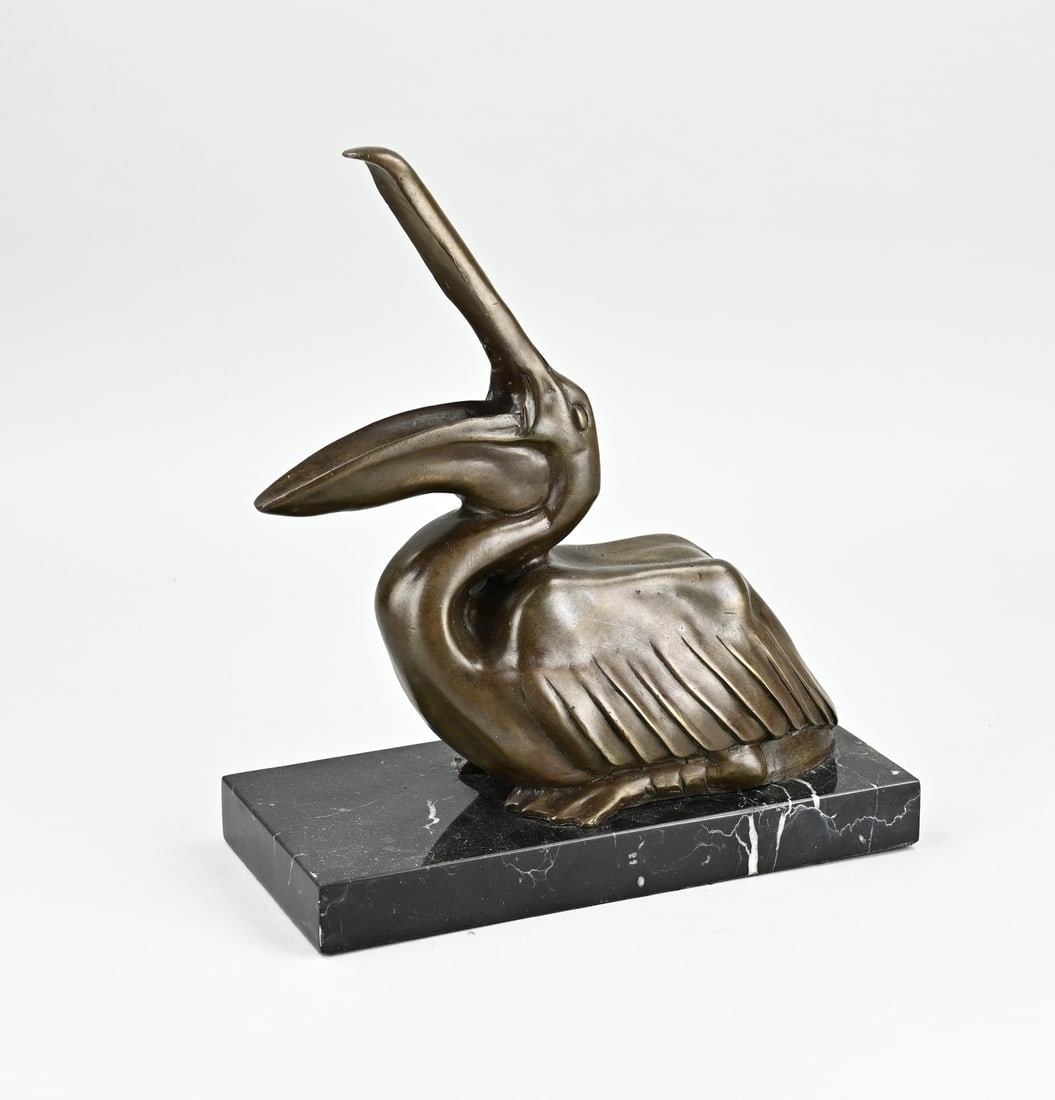 Bronze pelican: Bronze pelican in Art Deco style. Mounted on a black marble base. 21st century. Dimensions: 29 x 25 x 12 cm. In good condition.