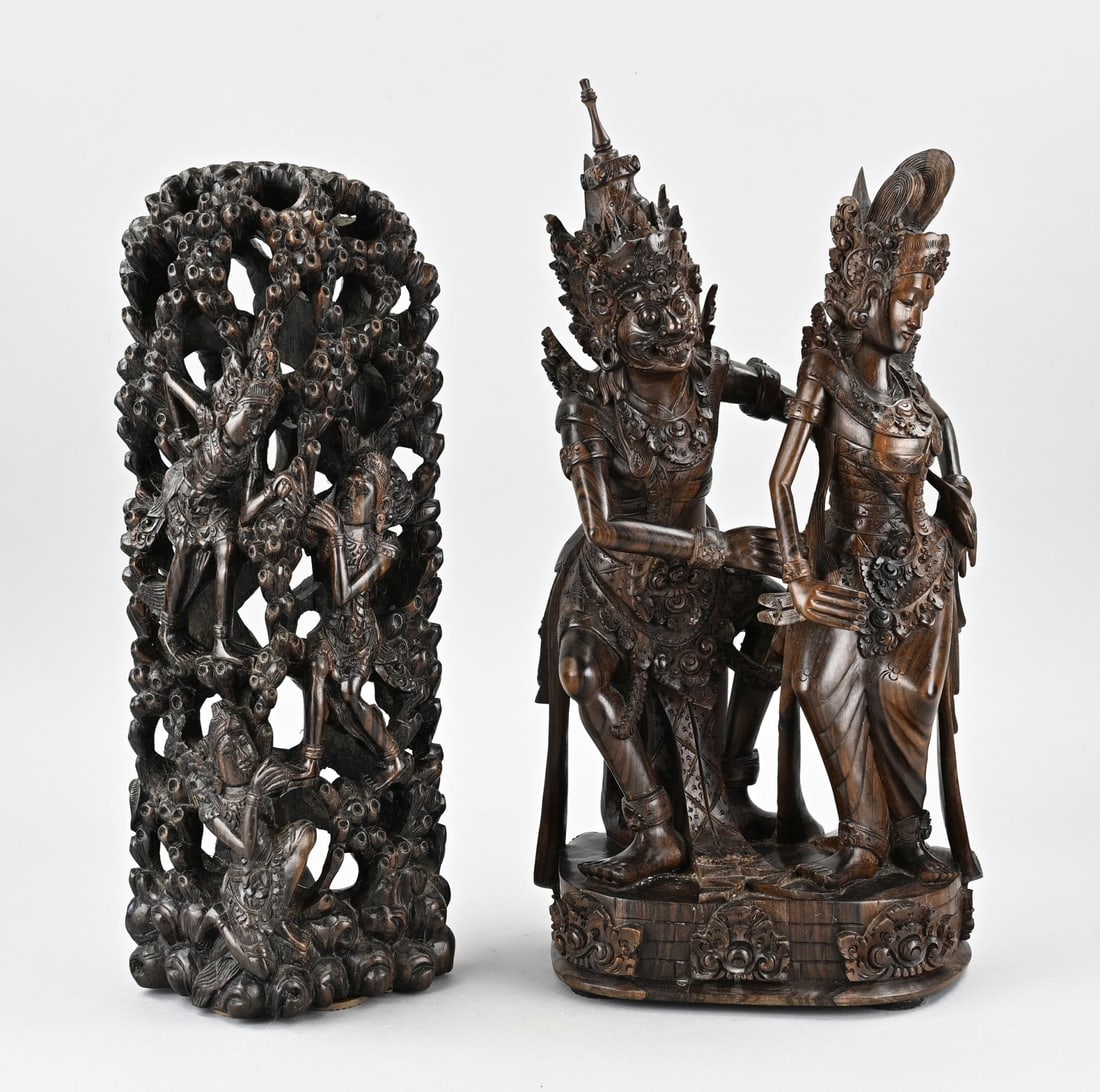 2x Carved figure (Bali): Two Balinese wood-carved figures. Ritual dancer + female figure. The ritual dancer is signed Rawanna and Sita Aakt Merta Bali. Dimensions: 41 x 45 cm. In good condition.
