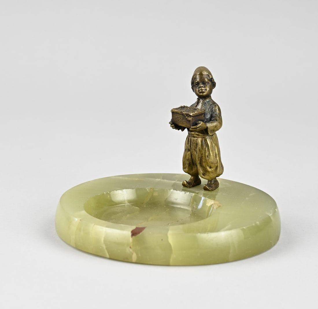 Ashtray, onyx + Viennese bronze: Antique onyx ashtray with Viennese bronze figure. Boy with fez and jewelry box. Circa 1920. Dimensions: 11 x Ø 14 cm. Hairline crack in onyx. In good condition.