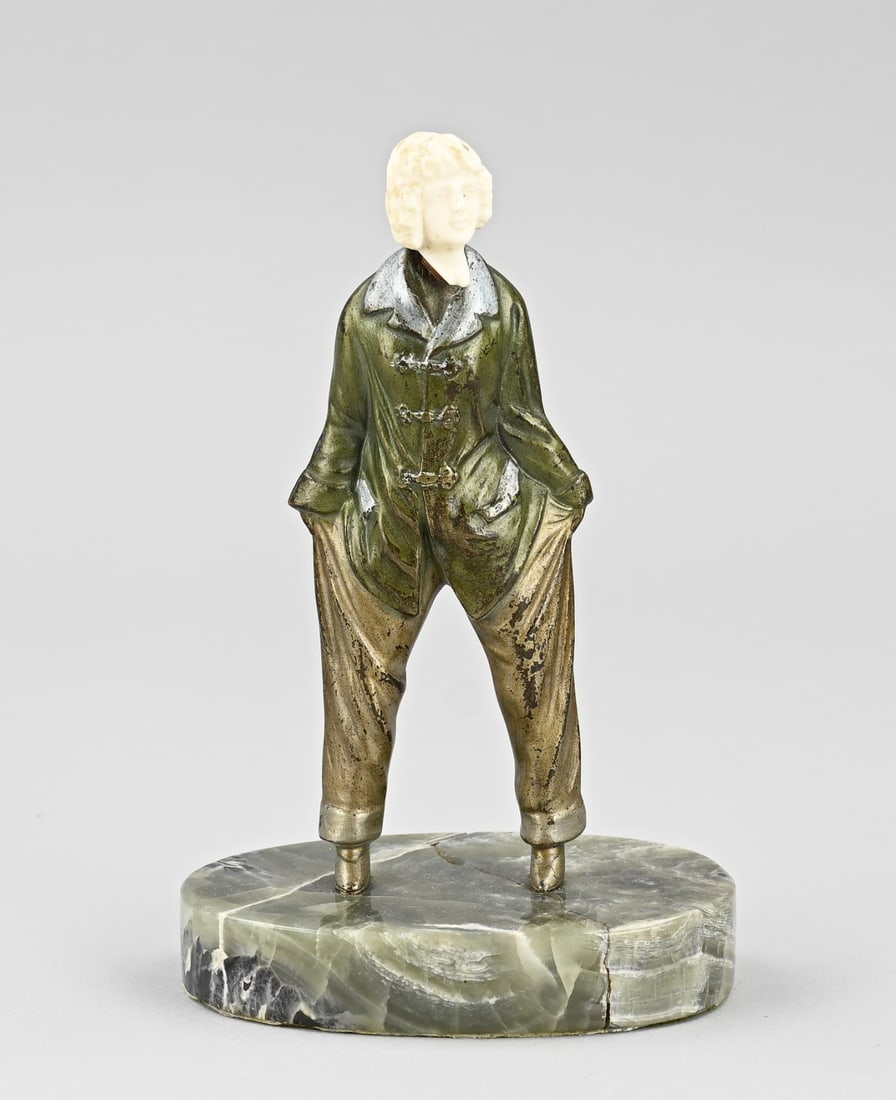 Bronze figure: Antique bronze Art Deco figure. Circa 1920. Dimensions: 17 cm. Base has a crack. In fair/good condition.
