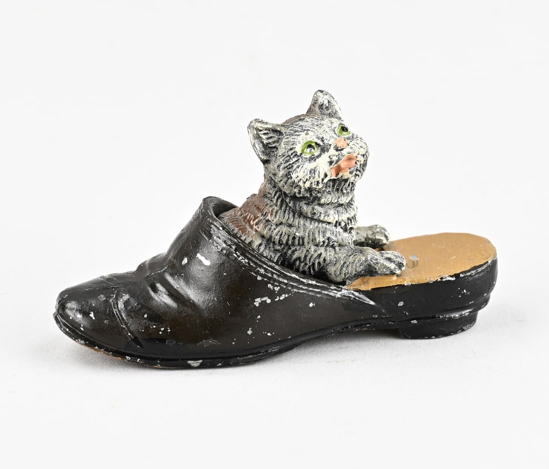 Sculpture in Viennese bronze style, Cat in a slipper (1 of 2)