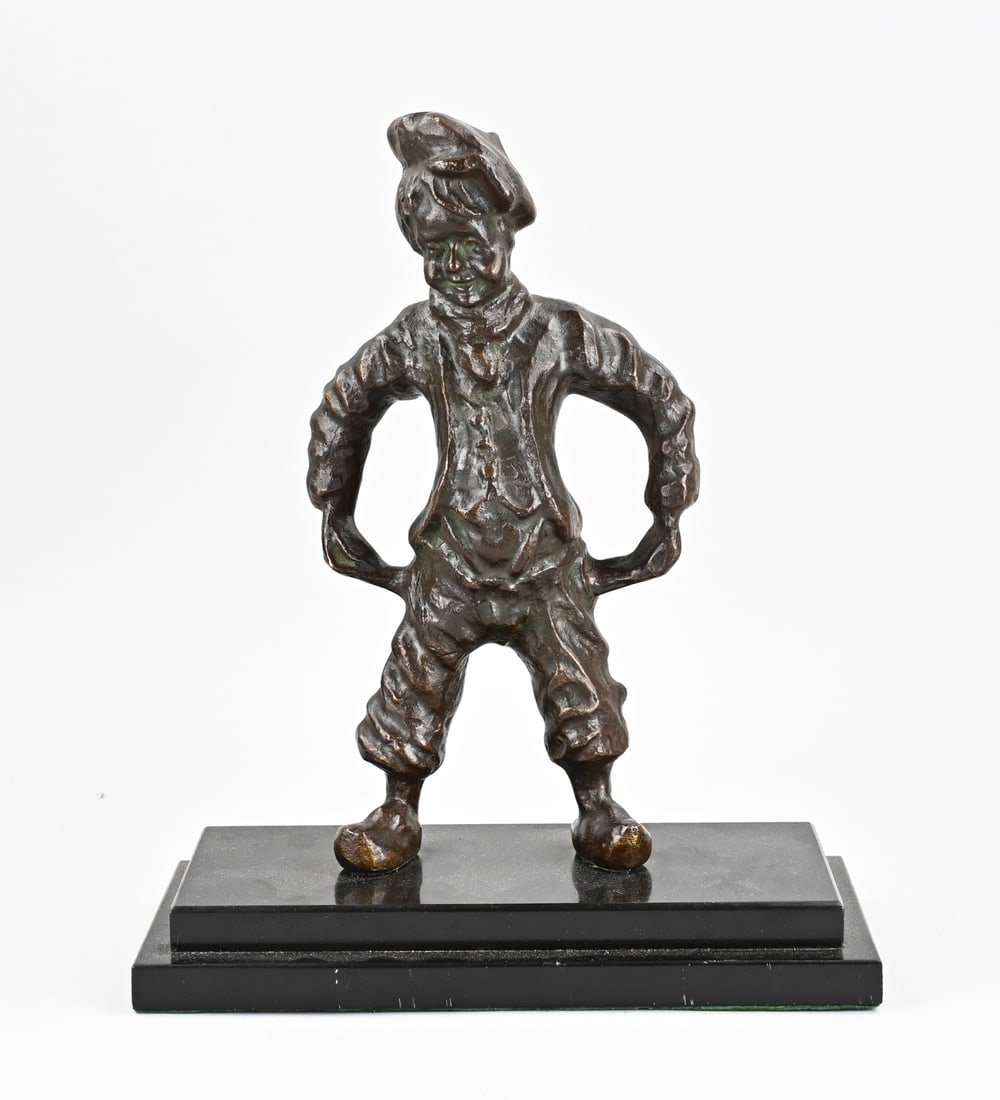 Bronze statue, Little Johnny the Penniless: Patinated bronze figure, Jantje Platzak. Mounted on a black marble base. 21st century. Dimensions: 36 x 30 x 16 cm. In good condition.