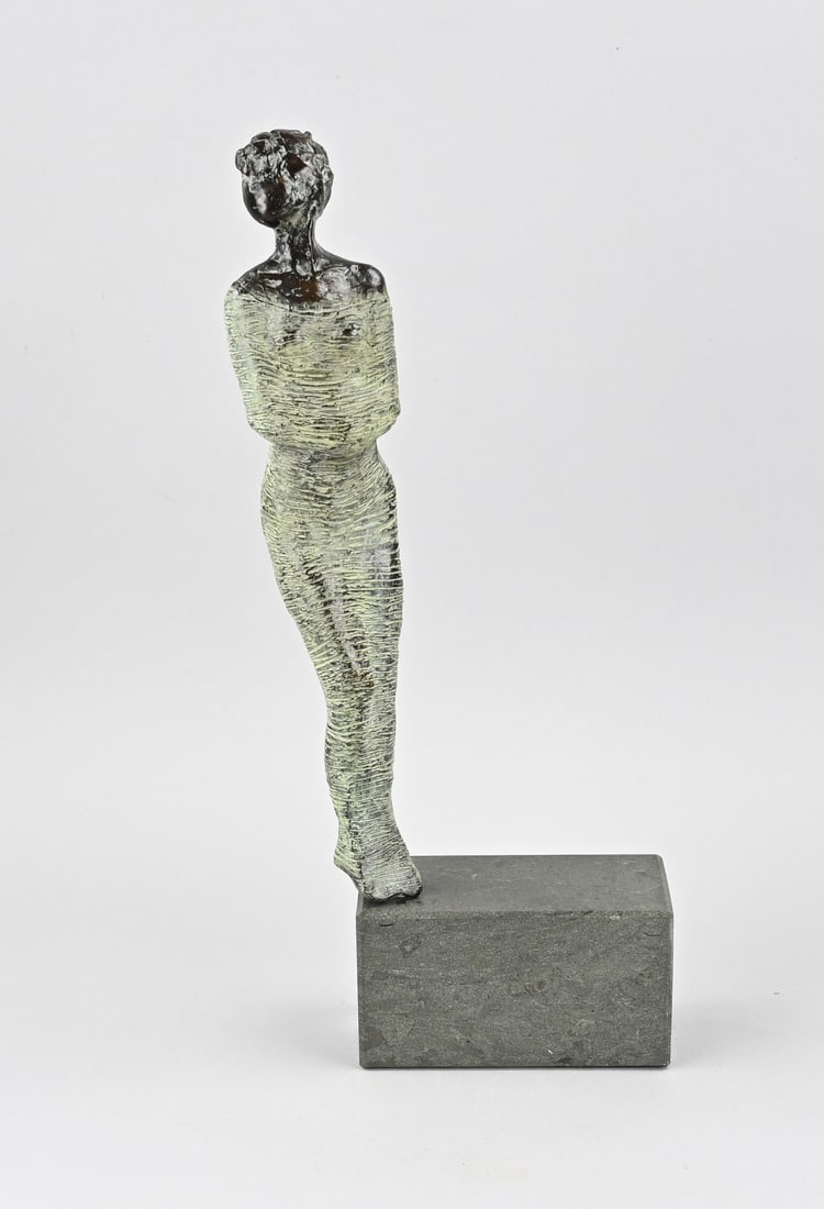 Bronze statue, Female figure: Modern bronze female figure on a marble base. Attributed to Renée Weisink (Nijverdal). Dimensions: 46 cm. In good condition.