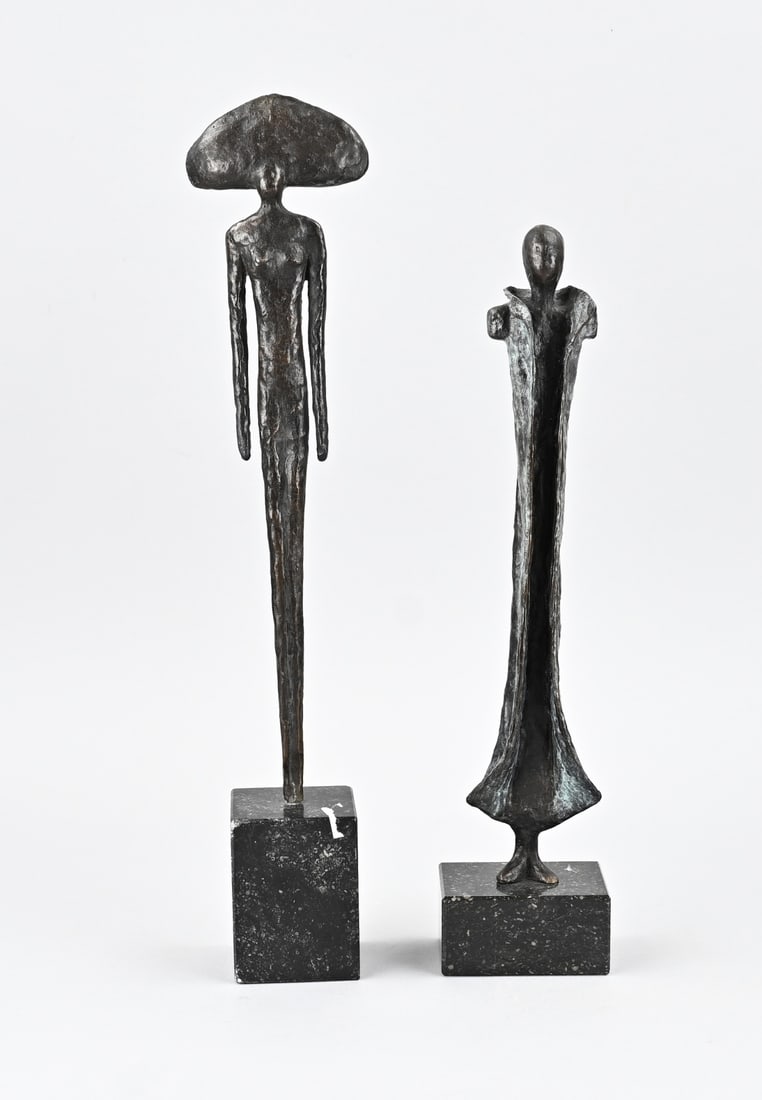2x Bronze sculpture, Renée Weisink: Two bronze figures by Renée Weisink (Nijverdal). 1x Lady with teased hair from 2004. Title: Firstling. 1x Figure. Titled: Coat, from 2010. Dimensions: 36 - 43 cm. In good condition.