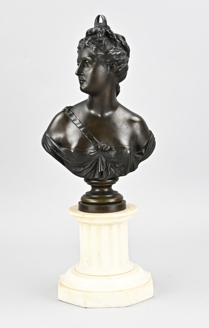 Susse Frères bronze bust on pedestal: Susse Frères, Grand Tour, bronze bust of an Ottoman beauty, mounted on an original Carrara marble pedestal. Circa 1890. Dimensions: H 42 cm. In good condition.