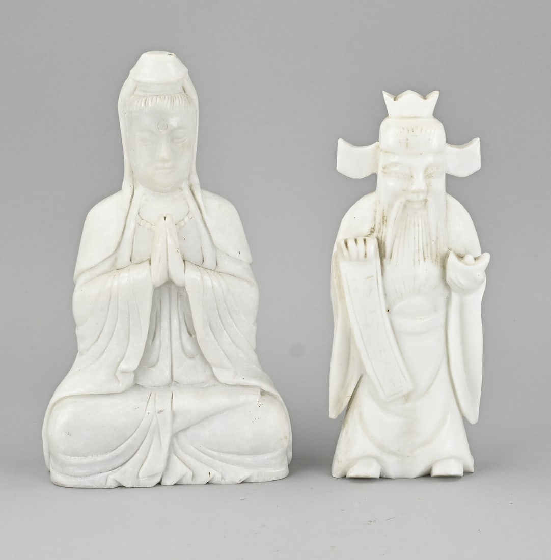 2x Marble statue: Two old Chinese statues of white marble. 20th century. Dimensions: 22 x 27 cm. In good condition.