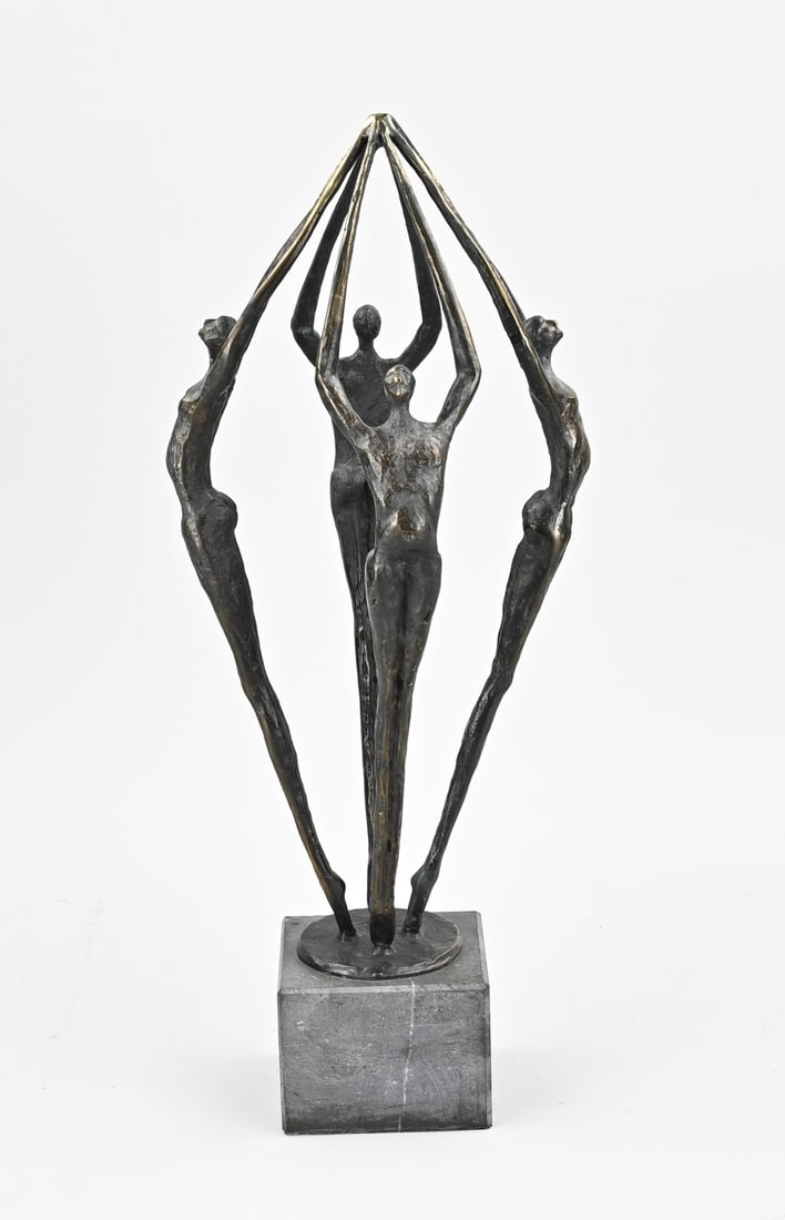 Modern figure group, 46 cm.: Modern, metal, bronze-colored figure group. By Ger van Tankeren. Reaching for the top. Second half of the 20th century. Dimensions: 46 cm. In good condition.