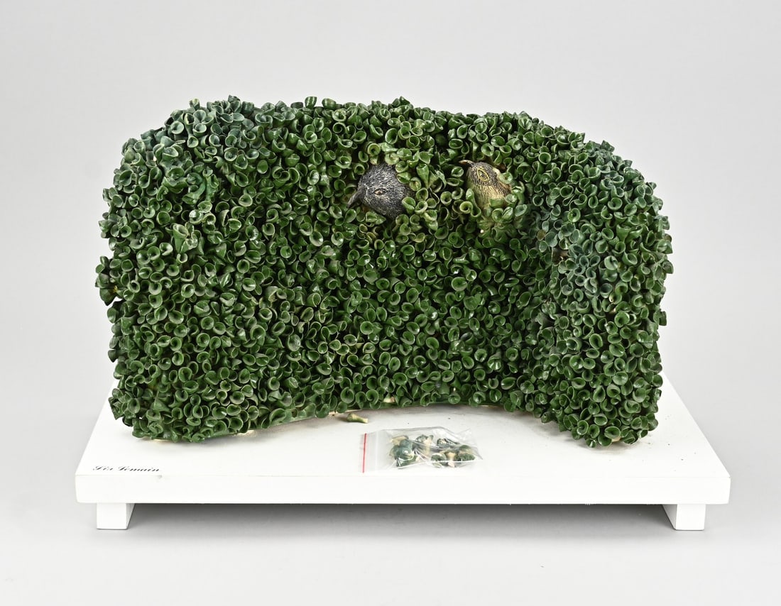 Sculpture, Lia Lemain: Modern ceramic sculpture. Signed Lia Lemain. Second half of the 20th century. Hedge with birds. Dimensions: 26 x 40 x 20 cm. Several loose parts included. In fair/good condition.