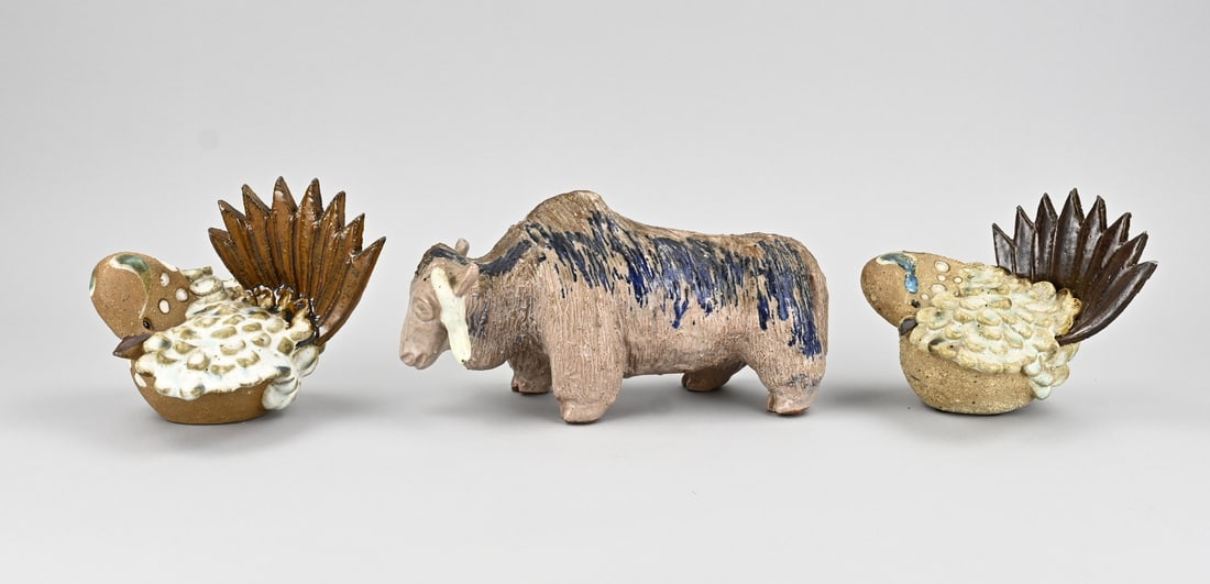 3x Ceramic statue: Three earthenware sculptures. 20th century. 2x Curt M. Addin, turtledoves. 1x May Liok, bull. Dimensions: 16 x 25 cm. In good condition.