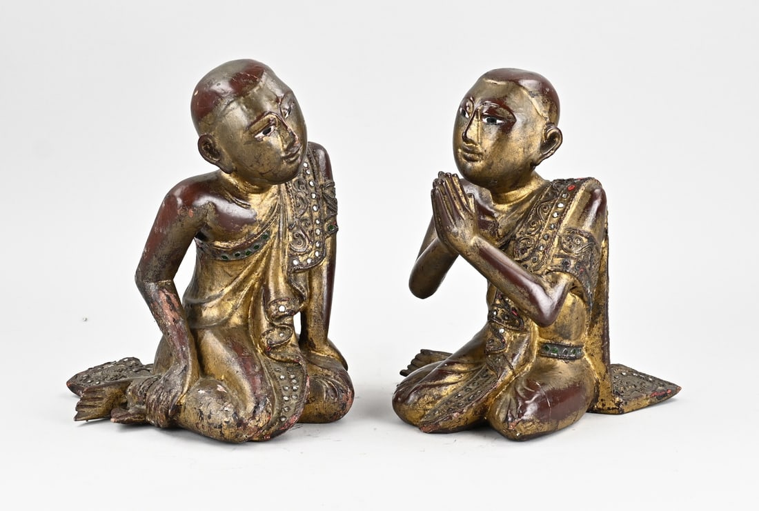 2x Woodcarved statue, Monks (Burma): Two beautiful, antique, wood-carved gilded Burmese monks. Circa 1900. Dimensions: H 24 - 26 cm. In good condition.
