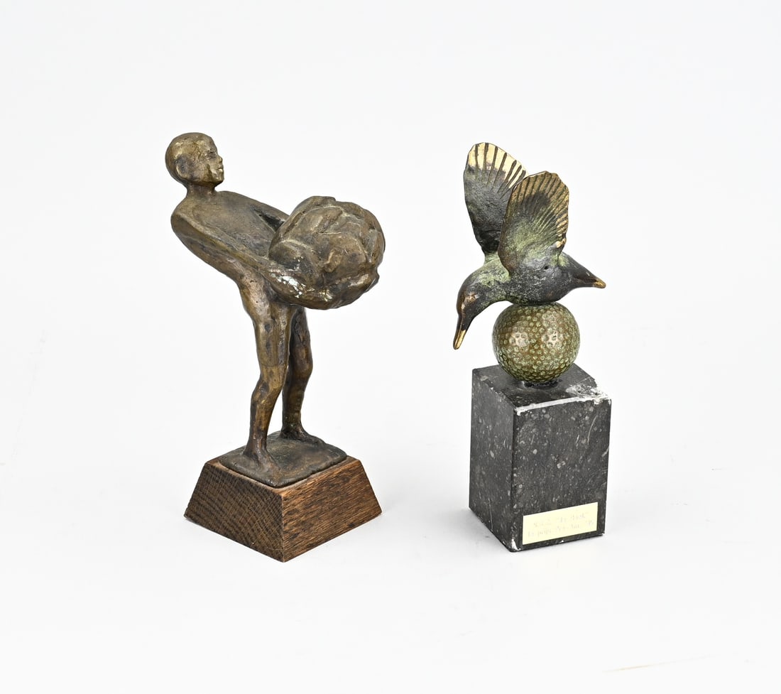 2x Bronze statue: Two bronze figures. 1x Boeskool manneke Oldenzaal, by Kip. 1x Bronze bird on a golf ball. Dimensions: H 18 - 19 cm. In good condition.