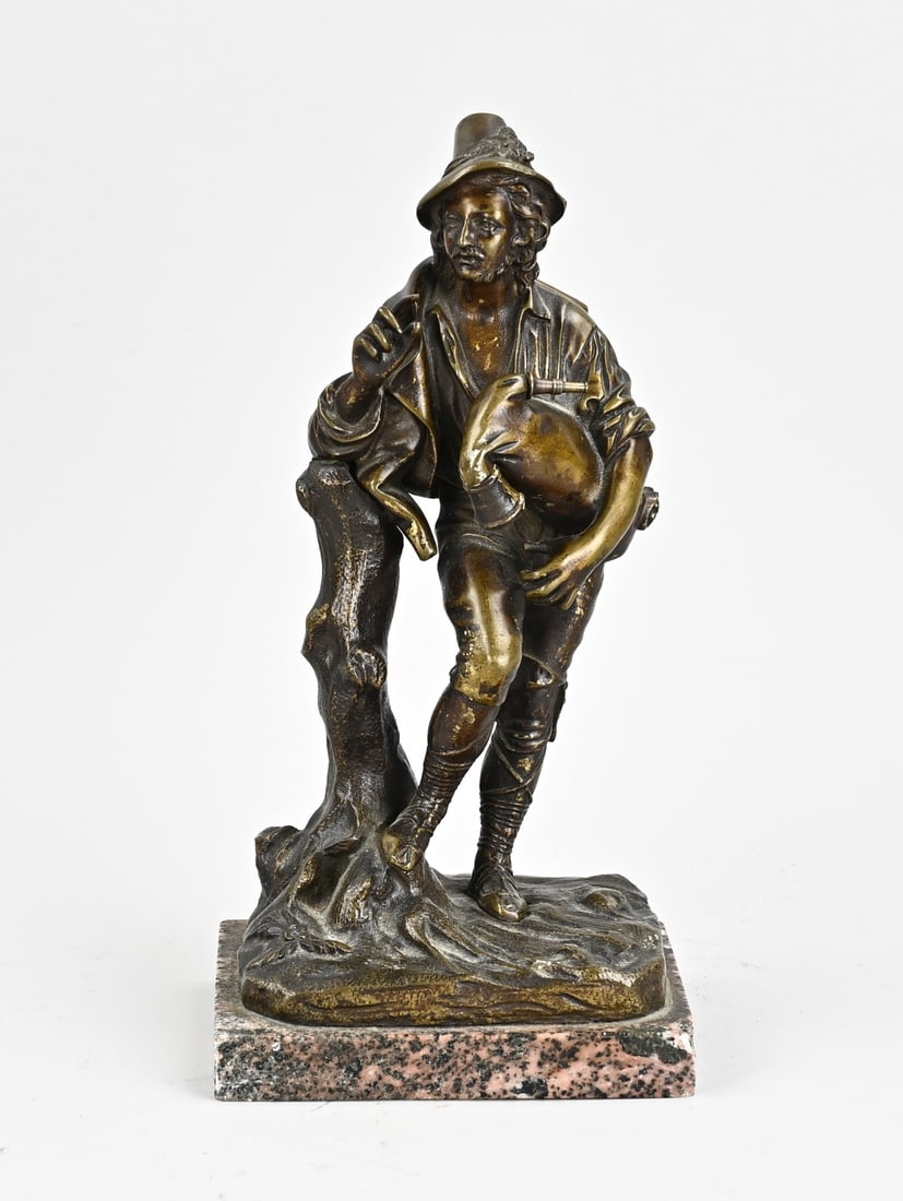 Bronze statue, Man with bagpipes: Antique bronze figure. Man with bagpipes. Circa 1900. Dimensions: H 24 cm. In good condition.