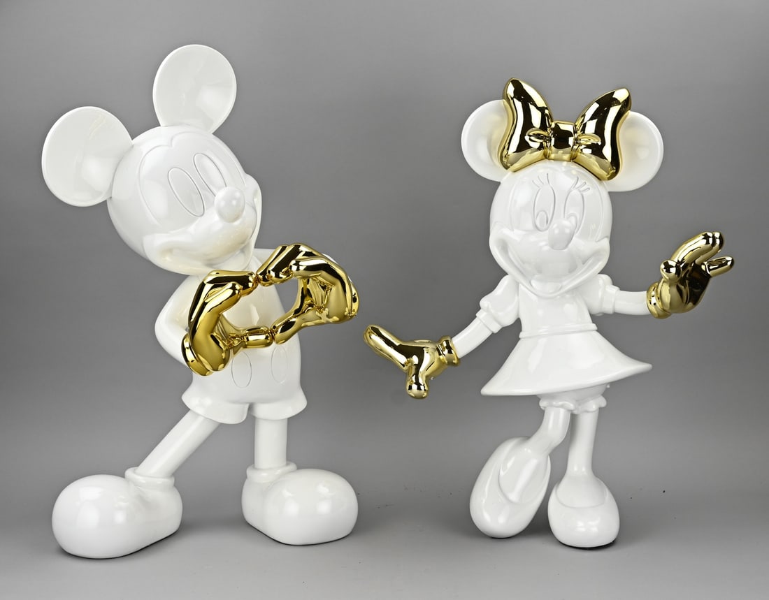 Pair of Mickey Mouse figures, H 57 - 63 cm.: Two white and gold composite Mickey and Minnie Mouse figures. 21st century. Dimensions: H 57 - 63 cm. In good condition.