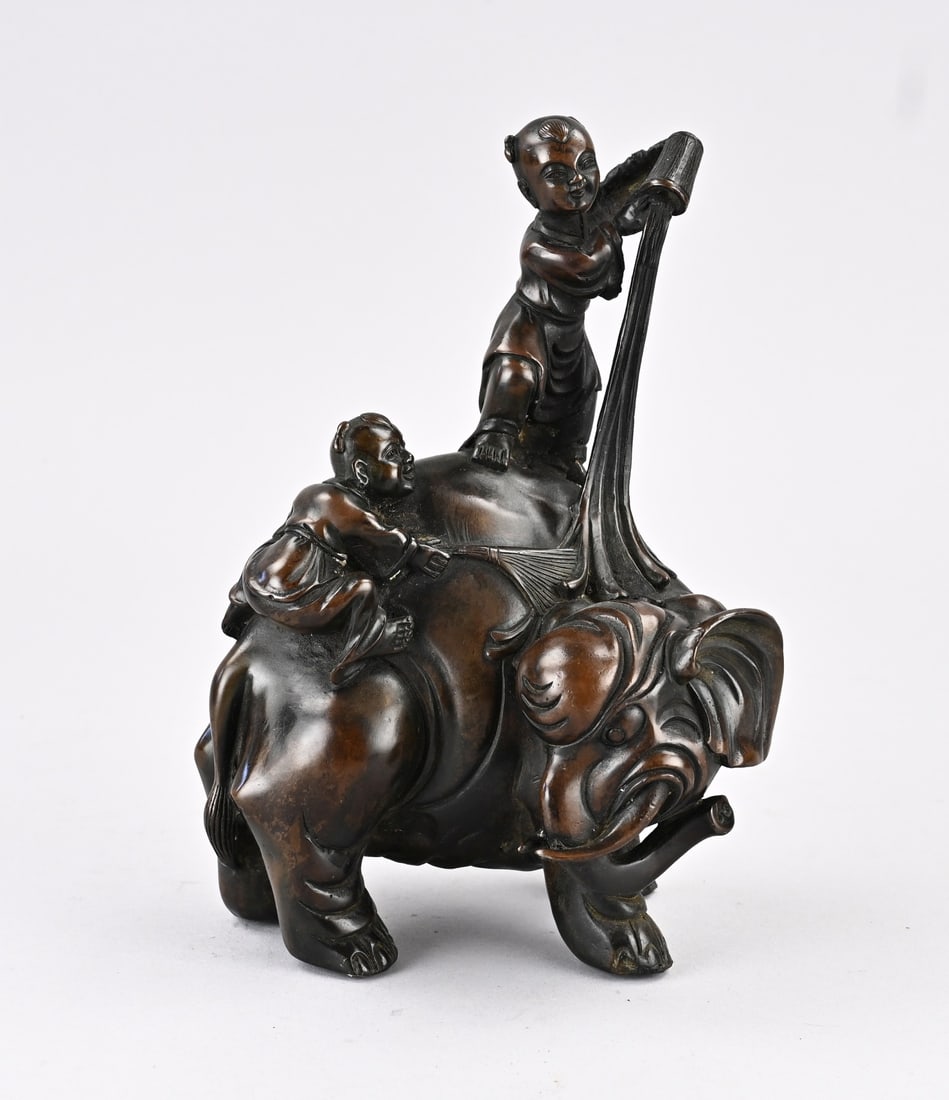 Bronze statue (elephant): Antique Chinese bronze figure. Jester washing elephant. 20th century. Dimensions: 23 cm. In good condition.