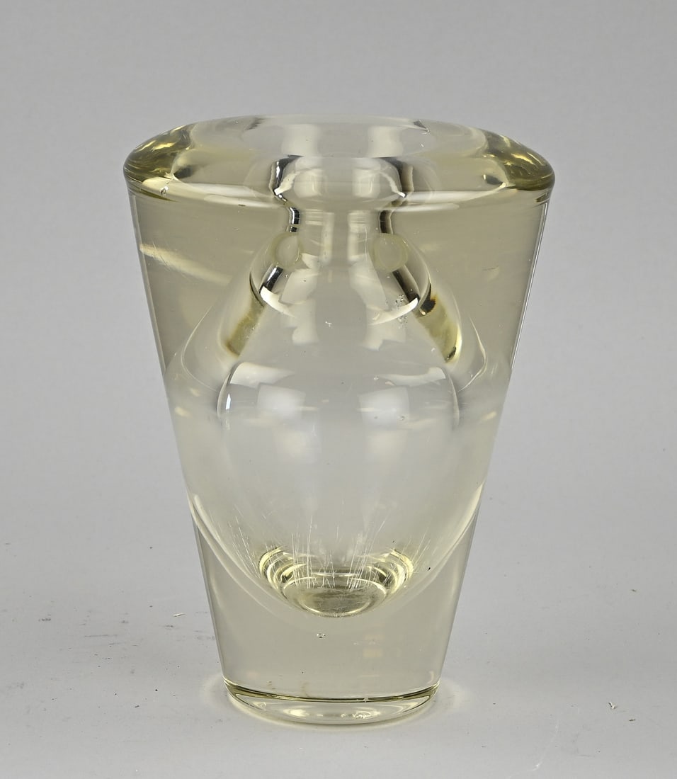 Glass vase (Leerdam): Thick-walled, Dutch, Copier Leerdam glass vase. 1950 - 1960. Dimensions: 16.5 cm. In good condition.