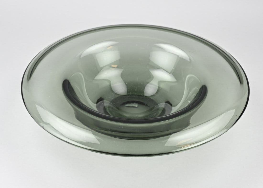 Copier Leerdam scale, 1937: Antique thick-walled Copier Leerdam glass fruit bowl, with base mark. Circa 1930 - 1940. Dimensions: H 10 x Ø 40.8 cm. One minimal chip. Otherwise in good condition.