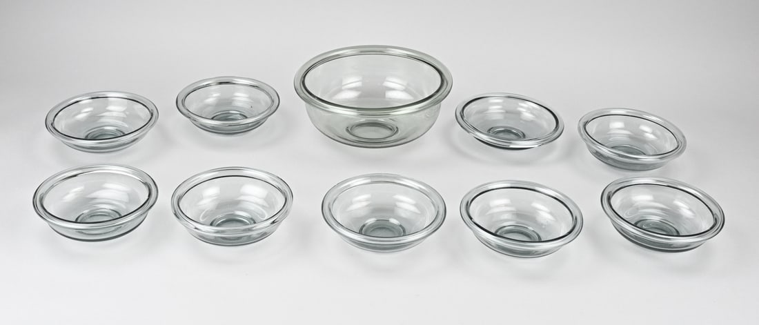 Copier Leerdam bowl set: Ten-piece Copier Leerdam glass bowl set. Holland. Circa 1930 - 1940. Dimensions: Ø 14 - 21 cm. In good condition.
