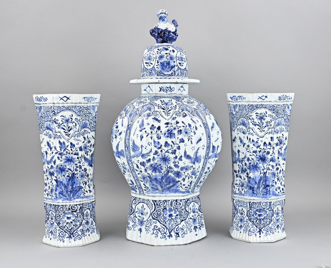 3-piece Delft cabinet set, H 36 - 56 cm.: Three-piece antique Delft faience cabinet set with chinoiserie decoration. Octagonal. Dimensions: H 36 - 56 cm. In good condition.