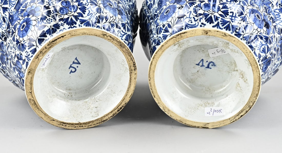 2x Delft lidded pot - 3
