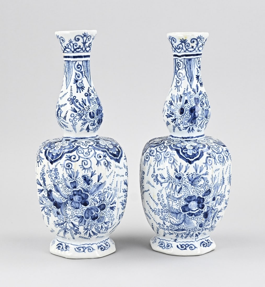 2x Delft knobbed vase, H 28 cm.: Two antique Delft faience bulbous vases with base mark. Circa 1900. Dimensions: H 28 cm. In good condition.