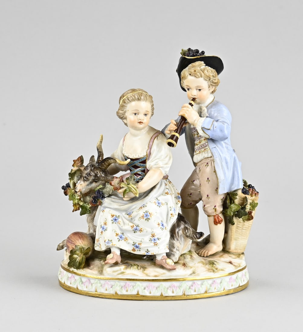 Meissen group, 1900: Antique German Meissen porcelain figure group with ibex. Circa 1900. Knauf period. Dimensions: 16 cm. No restorations found under UV light. In good condition.
