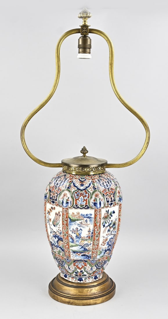 Lamp base/Delft style: Beautiful antique polychrome faience lamp base with chinoiserie decoration. In Delft style. Octagonal. 19th century. Dimensions 49 cm. In good condition.