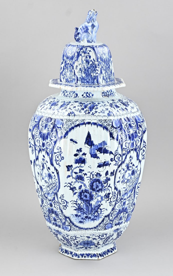 Delft lidded vase, H 59 cm.: Antique Delft, octagonal fayence vase with lid with floral decor + temple dog. Dimensions: H 59 cm. In good condition.