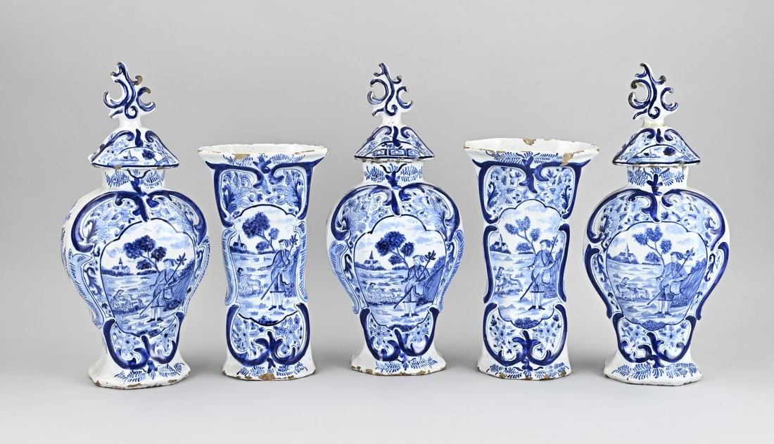 5-piece Delft cabinet set, H 25 - 35 cm.: Five-piece, 18th-century Delft faience cabinet set with figures in a landscape decoration. Marked: the three clocks. Dimensions: H 25 x 35 cm. In good condition.