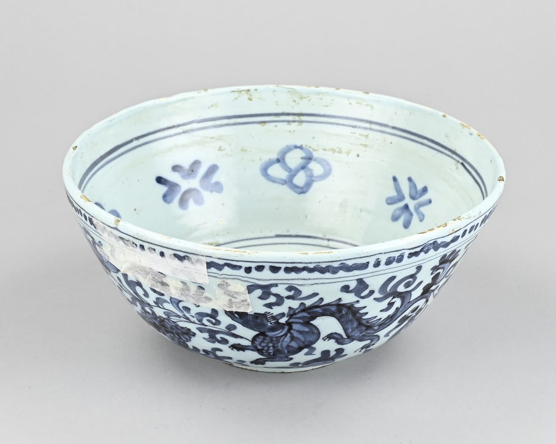 Delft bowl, Ø 21.5 cm.: 18th-century Delft faience bowl with chinoiserie/dragon and phoenix decoration. Dimensions: H 10 x Ø 21.5 cm. In good condition.