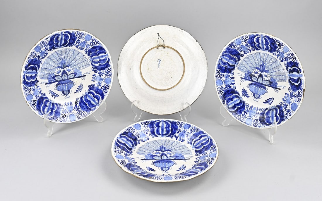 4x Delft plate (de Klaauw) Ø 23.7 cm.: Four antique Delft faience peacock plates. Marked De Klaauw. 19th century. Dimensions: Ø 23.7 cm. In good condition.