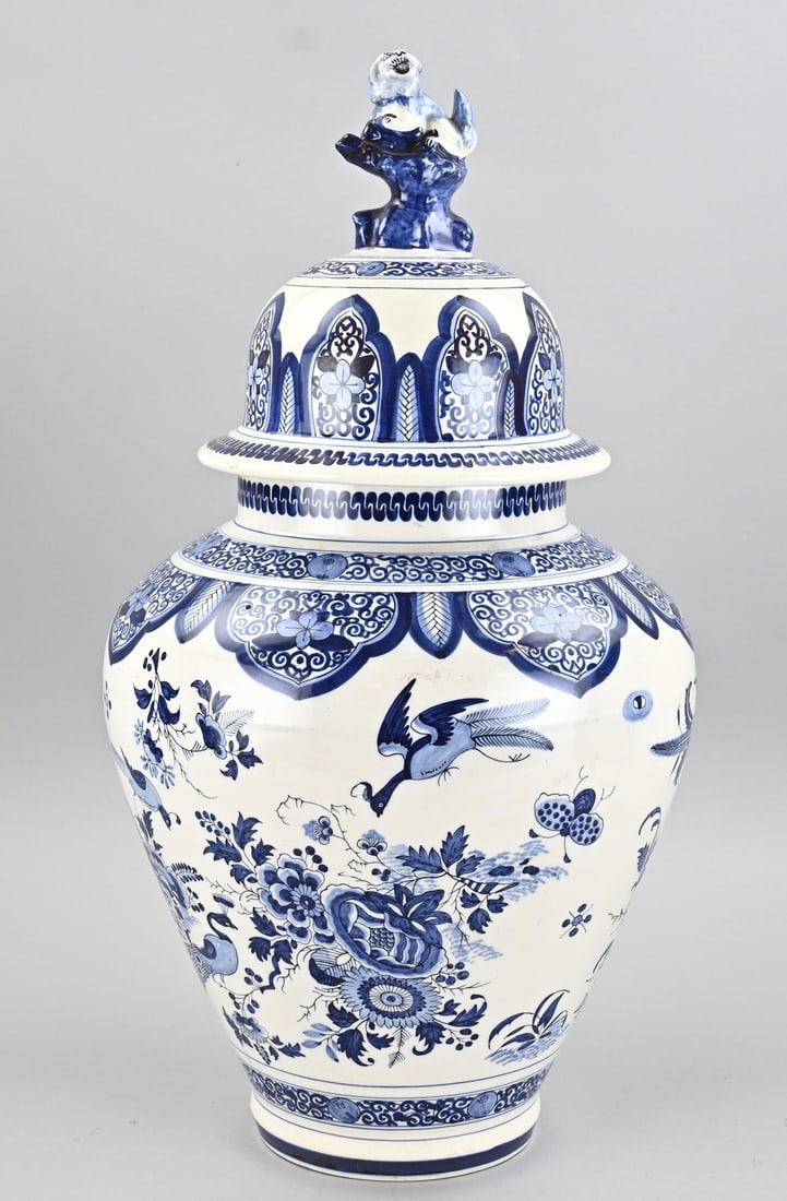 Large Delft lidded pot, H 58 cm.: Antique Delft faience lidded jar with chinoiserie decoration. Dimensions: H 58 cm. In good condition.