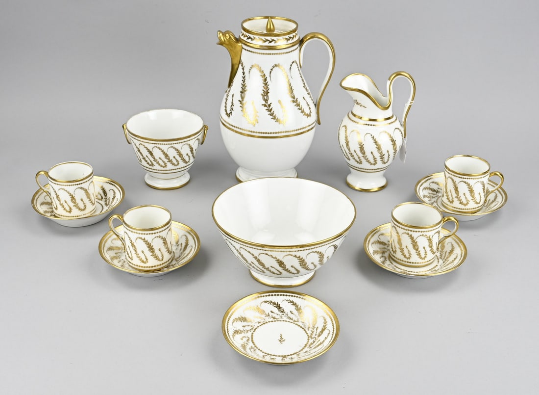 8-Piece coffee set (France): Antique, 19th-century Porcelaine de Paris coffee service. With blind mark. Dimensions: 6 x 25 cm. In good condition.