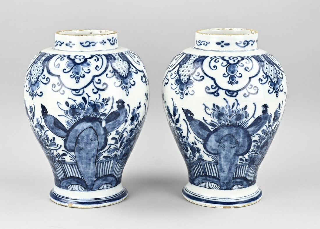 Set of Delft vases (2x), H 28.5 cm.: Set of 18th-century Delft faience vases. Chinoiserie, garden and bird decoration. Dimensions: H 28.5 cm. In good condition.