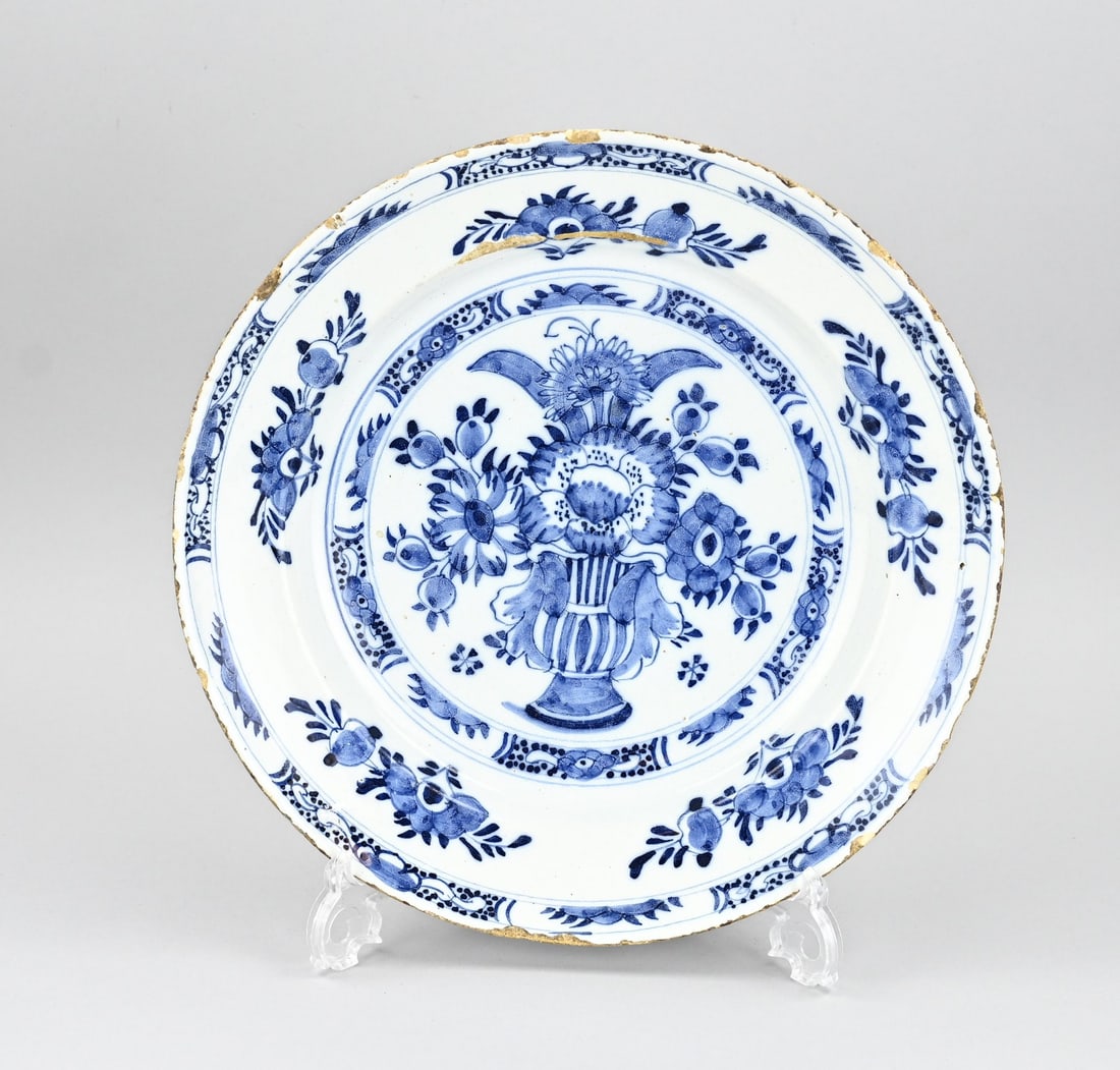 Delftware dish Ø 34.7 cm.: 18th-century Delft faience dish with chinoiserie decoration. Marked: de Porceleyne Byl. Dimensions: Ø 34.7 cm. In good condition.