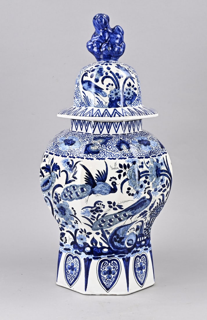 Delft lidded vase, H 47 cm.: Antique octagonal Delft fayence vase with lid with chinoiserie decor. Dimensions: H 47 cm. In good condition.