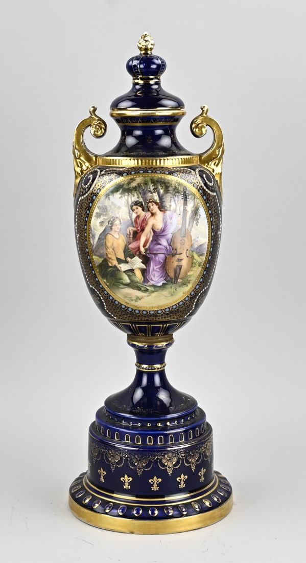Porcelain lidded vase, H 58 cm.: Blue porcelain lidded vase with musical figures and gold decoration. Viennese marked. First half of the 20th century. Dimensions: H 58 cm. In good condition.