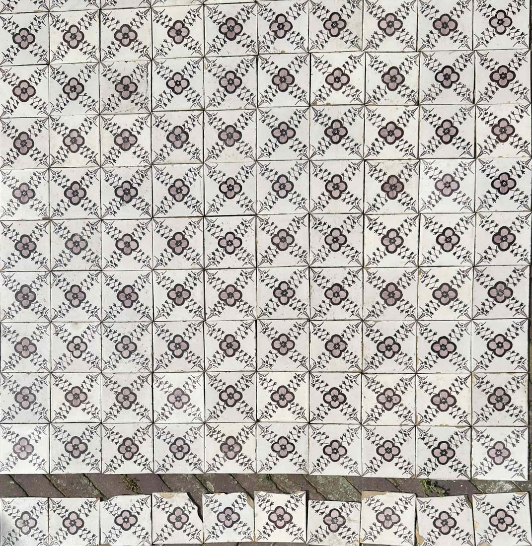 Lot of tiles, small roses (100 pcs.): Lot of 100 antique cross-rose tiles with corner motif. In the shape of ox heads. Color: manganese. Made by vanTraa Rotterdam. Circa 1825 - 1850. Also includes extra tiles with damage. Dimensions: 13