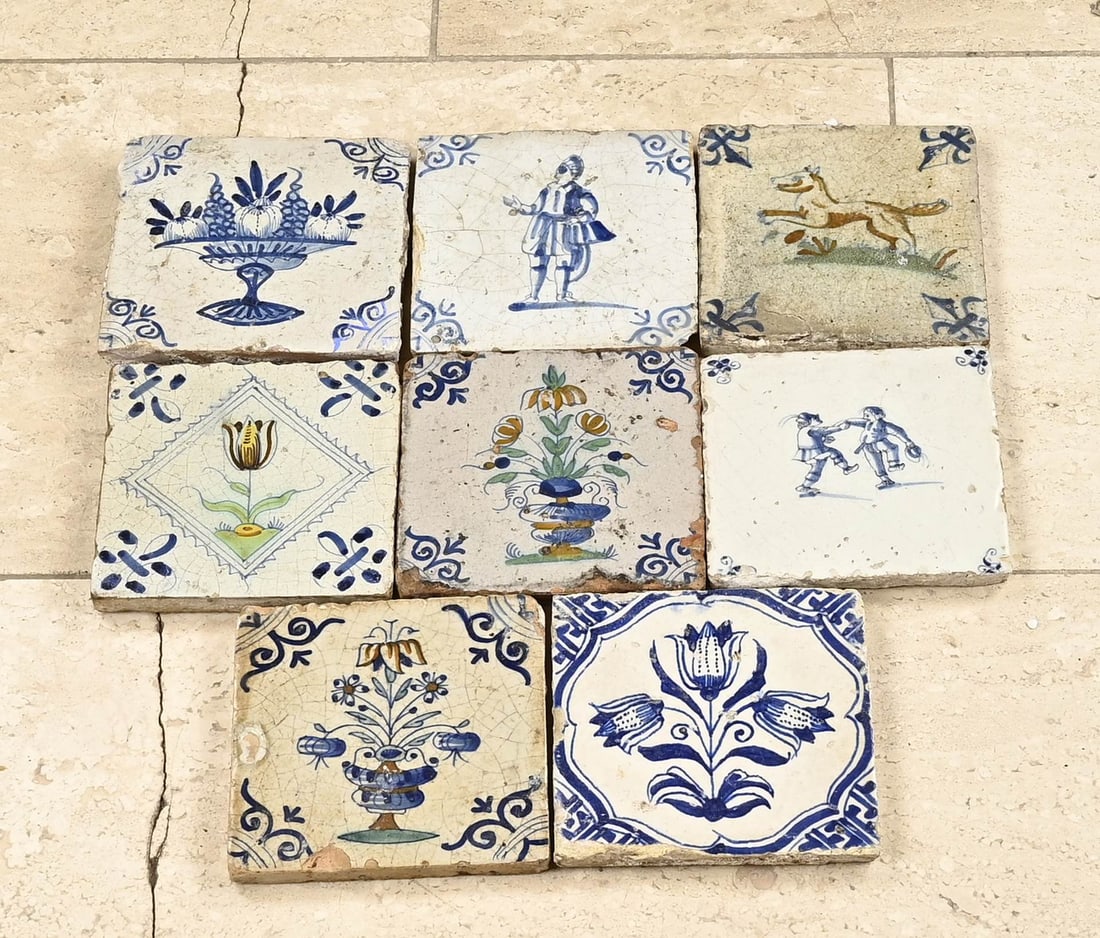 Lot of old tiles (8x): Lot of eight diverse antique tiles. 17th - 18th century. Various designs, including floral. Dimensions: 13 x 13 cm. In good condition.