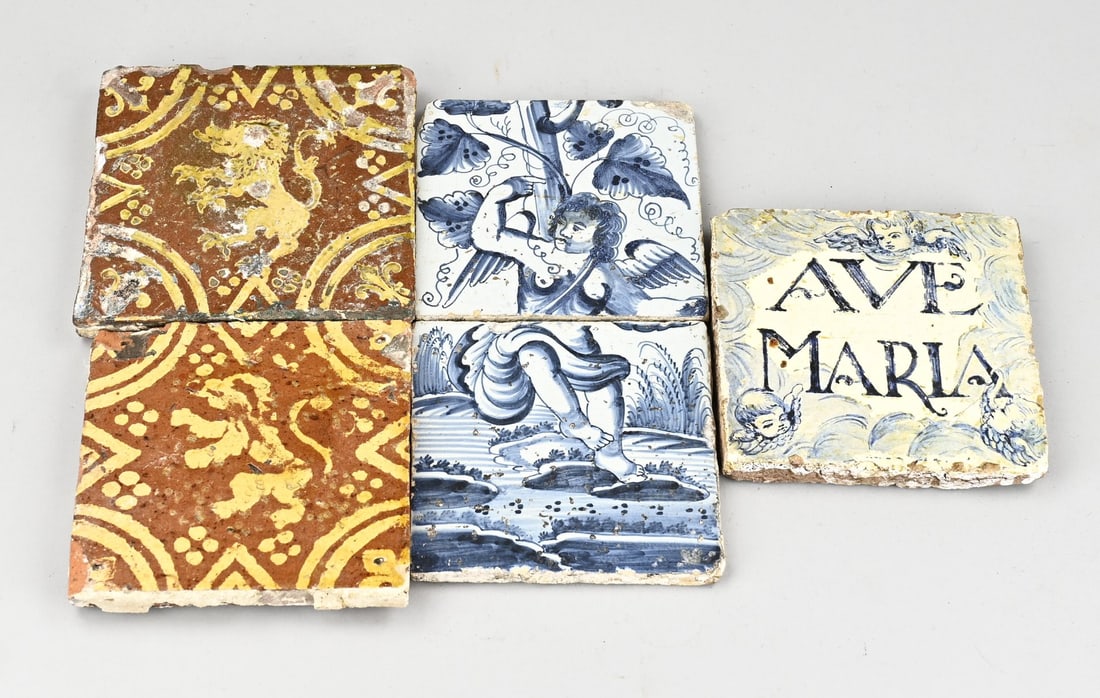5x Tile (miscellaneous): Five tiles from the 17th - 18th century. Miscellaneous. Including 2-pass (18th century) + 2x Flemish with lion. 1x Ave Maria (glued). Dimensions: 13 x 15 cm. In good condition.