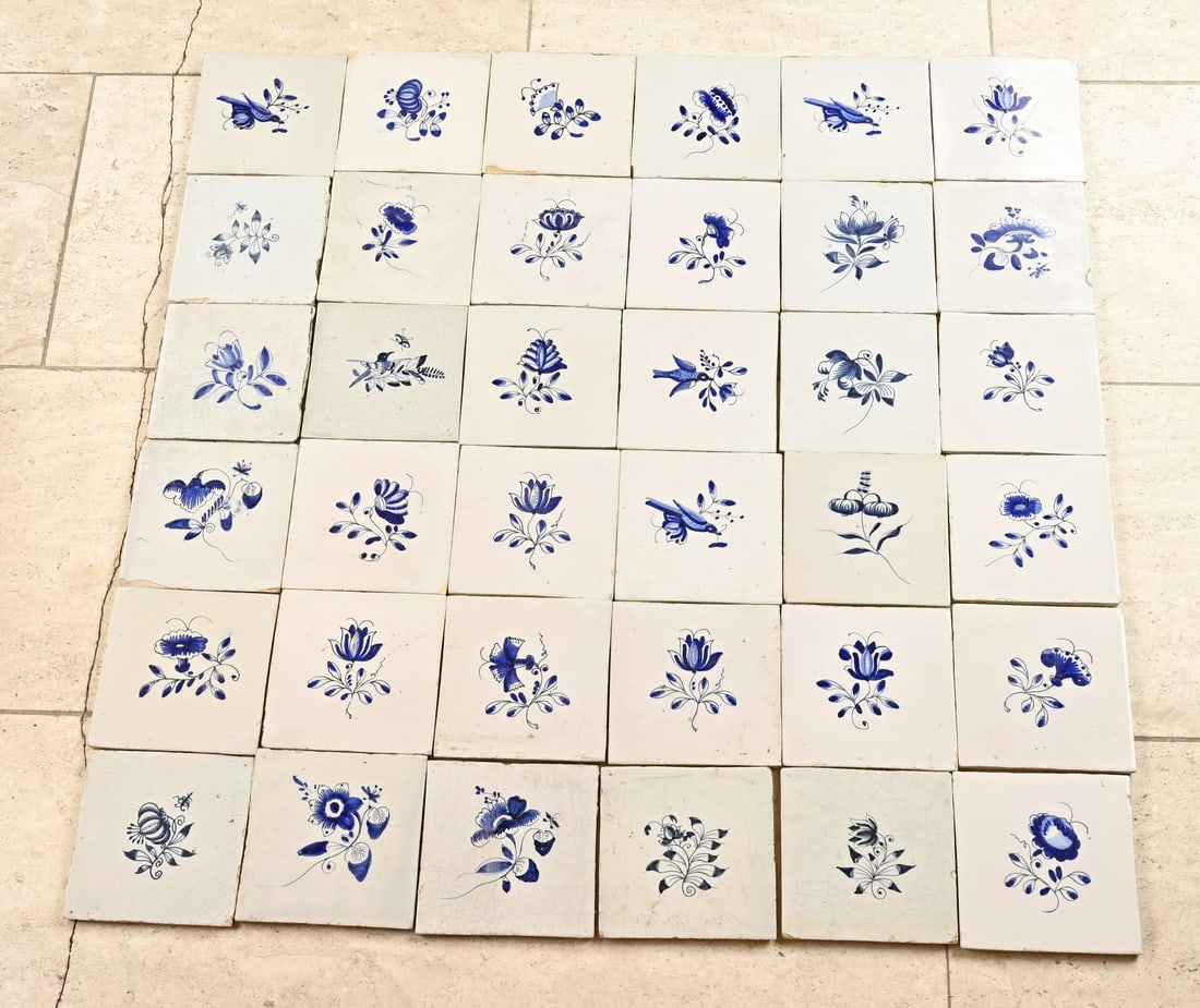 Lot of Frisian flower tiles (100x): Lot of 100 antique Dutch faience wall tiles with Frisian flowers. Dimensions: 13 x 13 cm. In fair/good condition.