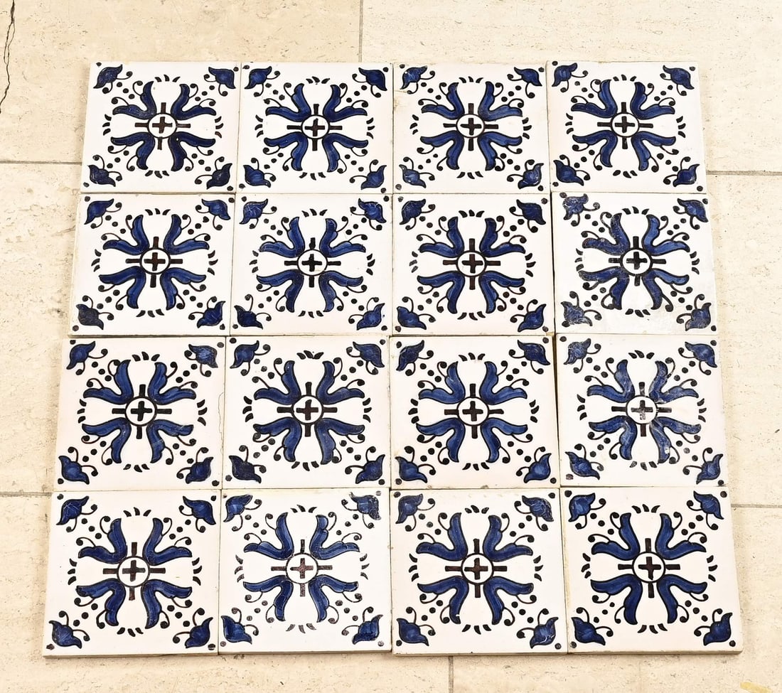 Lot of bell-shaped tiles (100x): Lot of one hundred antique Dutch faience flower bell tiles. First half of the 20th century. Dimensions: 13 x 13 cm. In good condition.