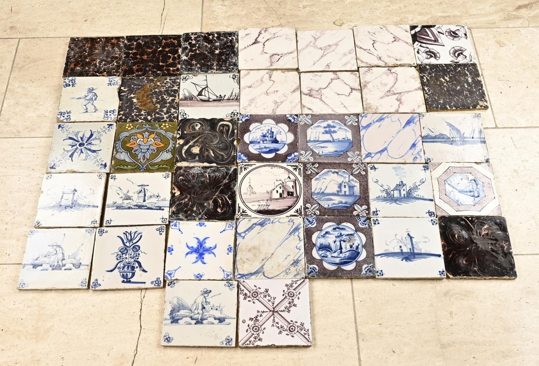 Lot of antique wall tiles (36 x): Lot of 36 assorted 18th-19th century faience wall tiles. Dimensions: 13 x 13 cm. In fair/good condition.
