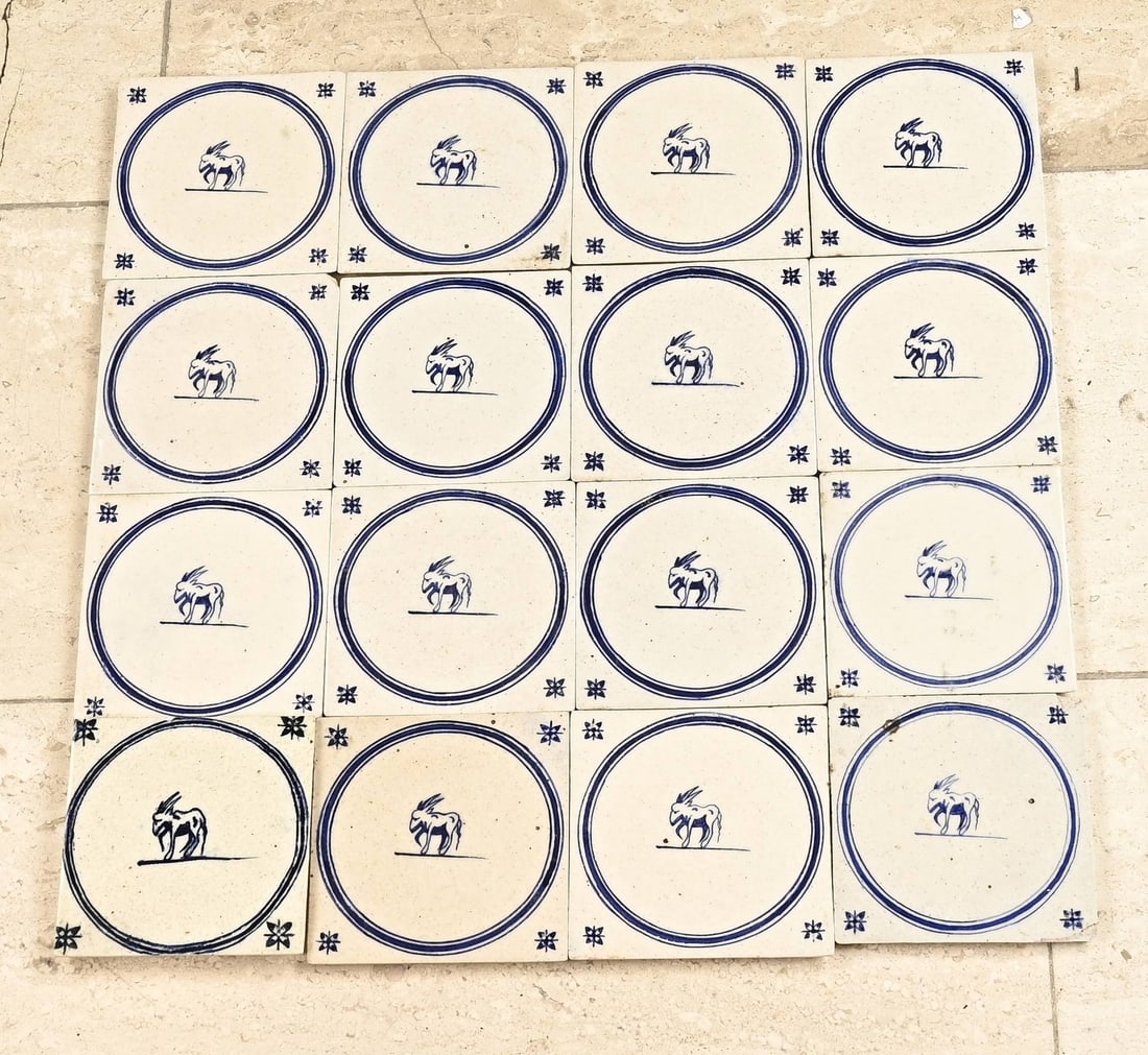 Lot of tiles (44 pcs.): Lot of 44 tiles. Capricorn in a circle, with blue decoration in the corners. 20th century. Dimensions: 13 x 13 cm. In good condition.
