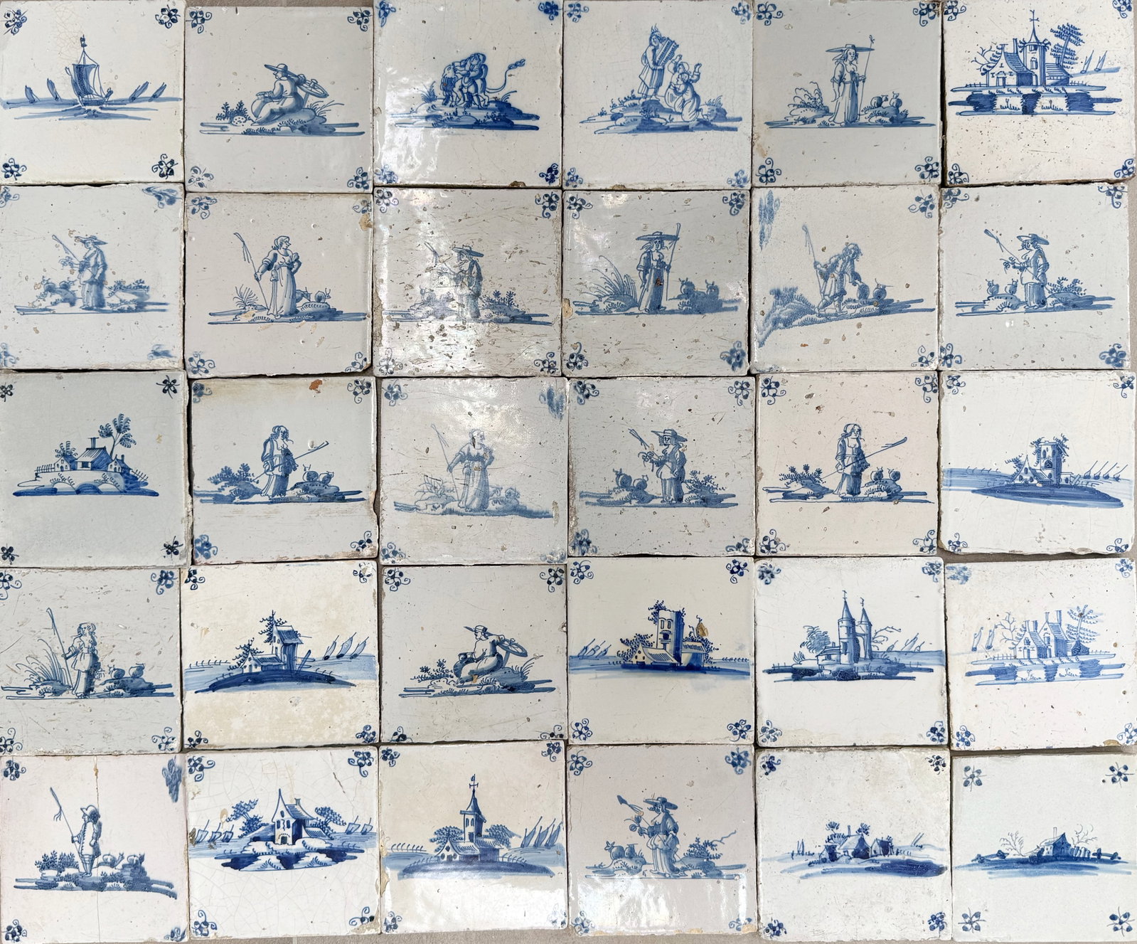 Lot of water landscape tiles (35 pcs.): Lot of 35 18th-century blue waterscape tiles. Circa 1750. Dimensions: 13 x 13 cm. In good condition.