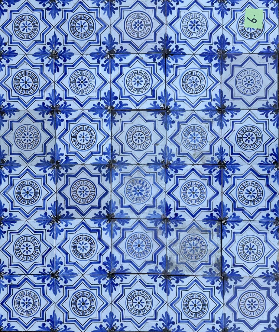 Lot of star-shaped tiles (30 pcs.): Lot of 30 star-shaped round tiles. 19th century. Dimensions: 13 x 13 cm. In good condition.