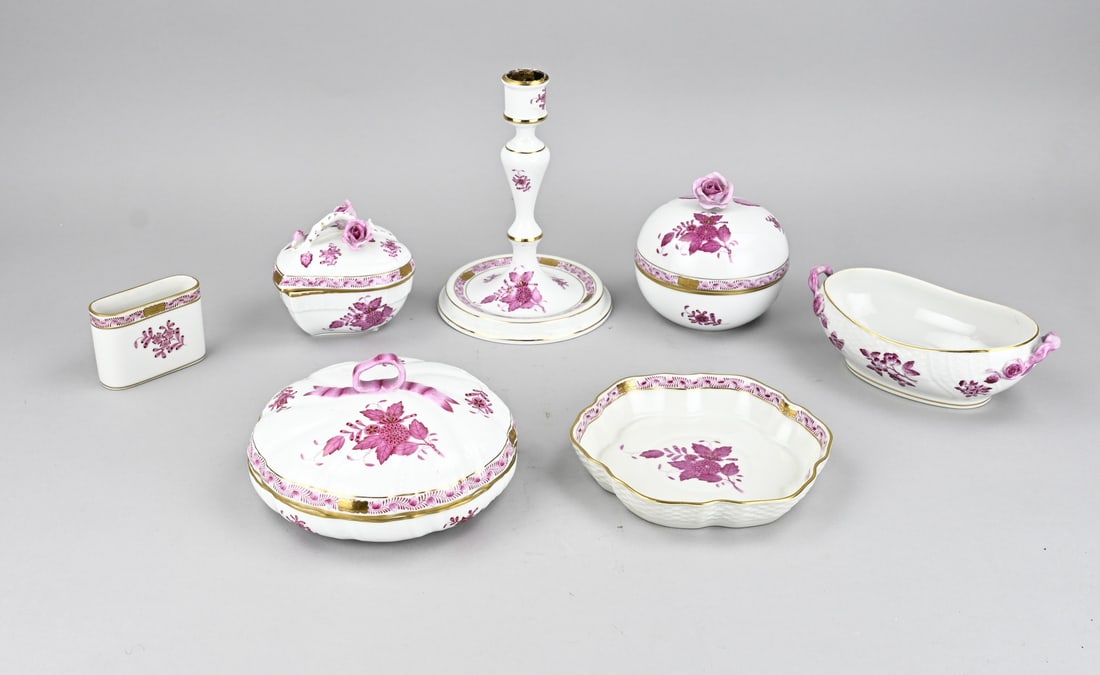 Lot Herend porcelain (7x): Seven pieces of diverse Herend porcelain. Floral and gold decoration. 20th century. Dimensions: 9 x 19 cm. In good condition.