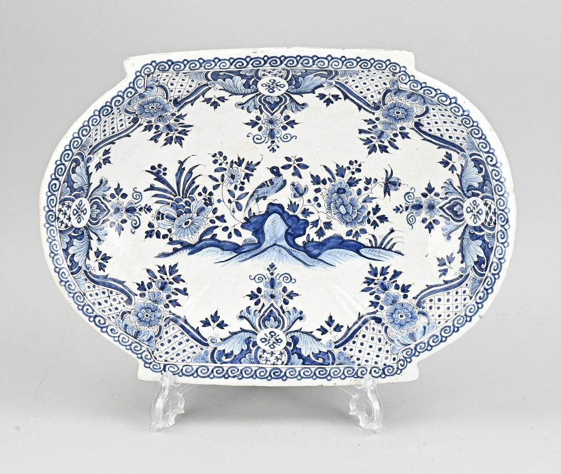 Antique Delft bowl: Antique Delft faience bowl with chinoiserie decoration + base mark BRR. Dimensions: 7 x 41 x 30 cm. In good condition.
